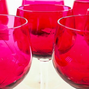 Juego de 8 Copas de Licor Rubí con Vástago Hialino y Grabados - imagen 4