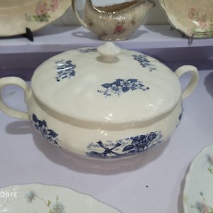 Lote de Vajilla de Loza: Sopera, Fuentes, Salsera y Platos - imagen 3