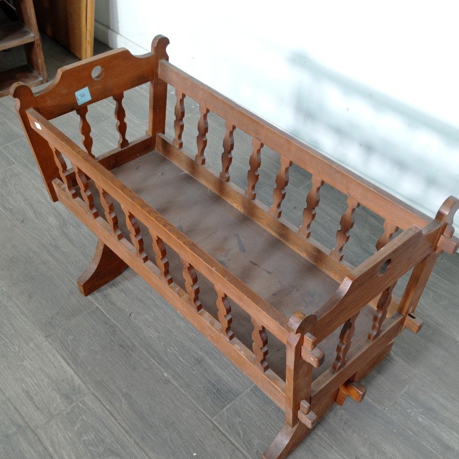 Cuna de bebé en roble con detalles de madera - imagen 3