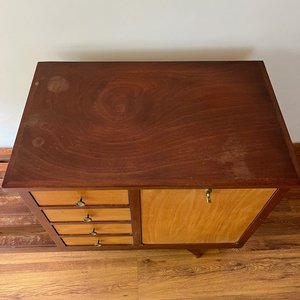Mueble Bar Estilo Americano con 3 Cajones y Puerta con Llave - imagen 5
