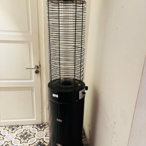 Lote siguiente: Estufa Exterior a Gas Negra con Tubo de Vidrio, 175cm