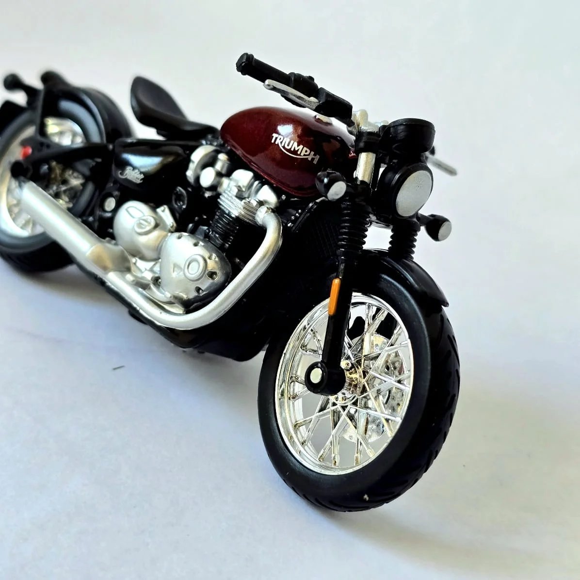 Modelo de Motocicleta Triumph Bonneville Bobber 1:18 de Burago - imagen 5