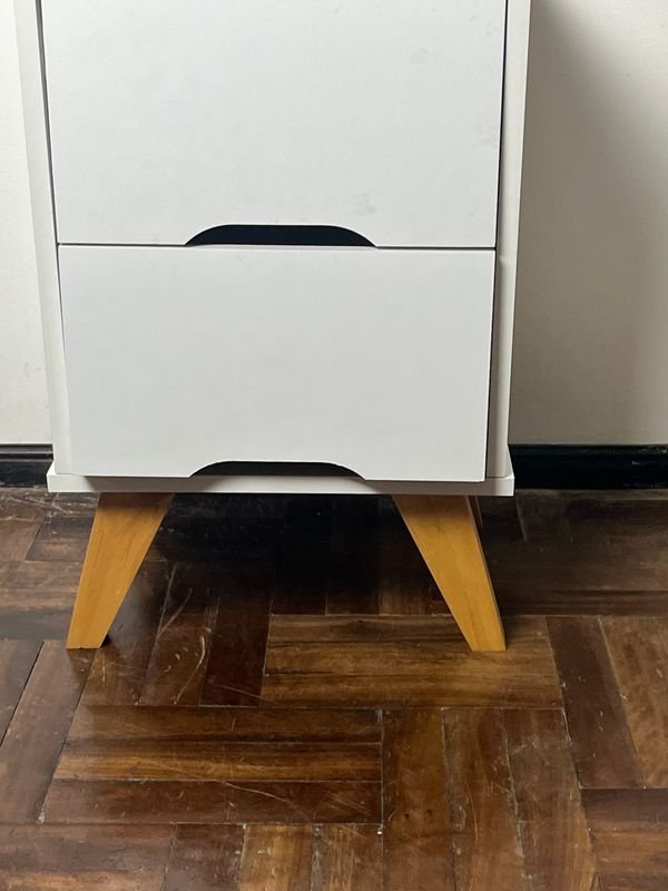 Lote siguiente: Mesa de luz blanca con diseño antiguo