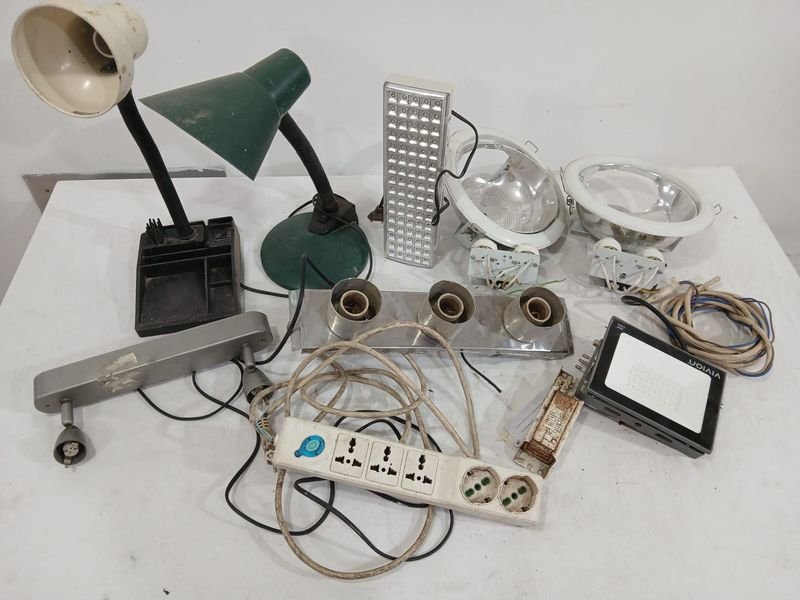 Lote de Iluminación: Lámparas, Focos y Extensores Eléctricos