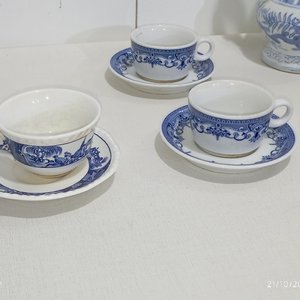 Jarra, Alhajero y Tazas de Cerámica Decorada Azul y Blanco - imagen 3