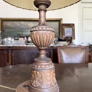 Lámpara de Mesa Antigua con Base de Madera Tallada y Pantalla de Tela - imagen 9