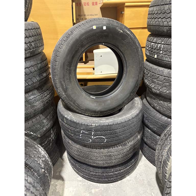 Lote siguiente: Llantas de repuesto Bridgestone, tamaño 245/76/16