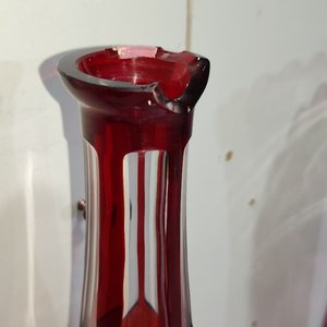 Lote de 8 piezas de cristal tallado: licorera roja, floreros, copas y objetos decorativos - imagen 6