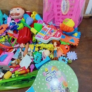 Gran Lote de Juguetes Variados: Figuras, Bloques y Más - imagen 3