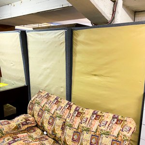 Lote siguiente: Juego de Sofá y Respaldo de Cama Tapizados