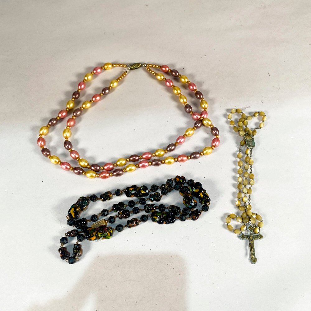 Lote de Bijouterie: Collares y Rosario con Dije de Cruz