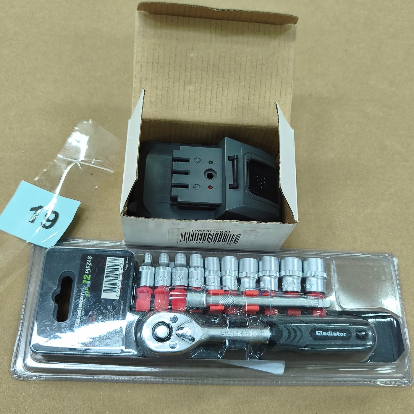 Cargador de Batería para Herramienta Gladiator y Juego de Tubos con Llave de Crique