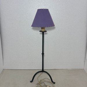 Lote siguiente: Velador de Pie con Pantalla Lila y Base de Hierro