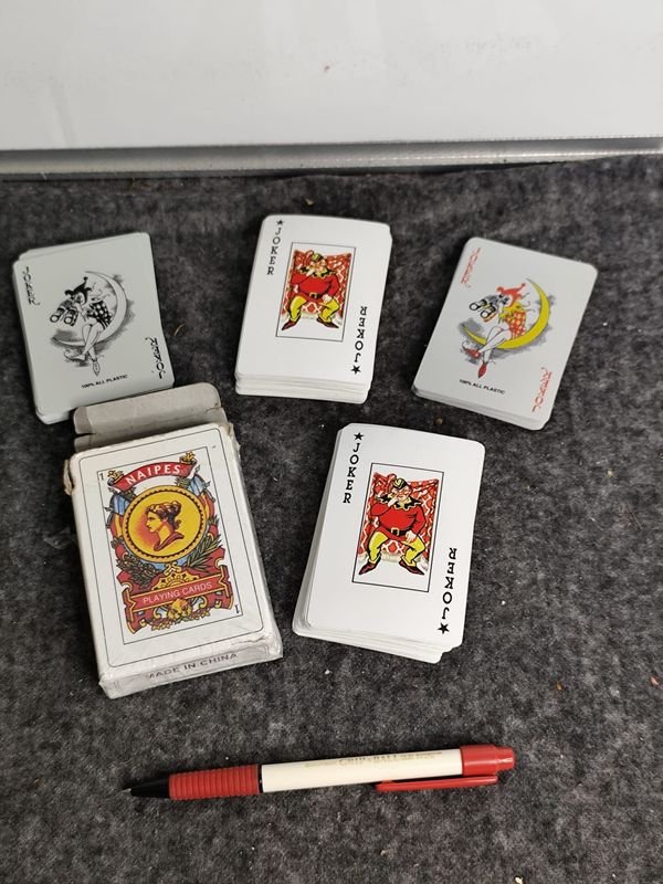 5 Mazos de Cartas: 4 Poker y 1 Española, Plásticas