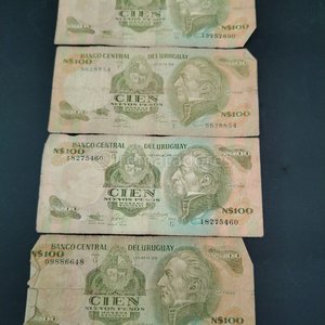Lote anterior: Billetes de 100 Pesos Uruguayos (4 unidades)