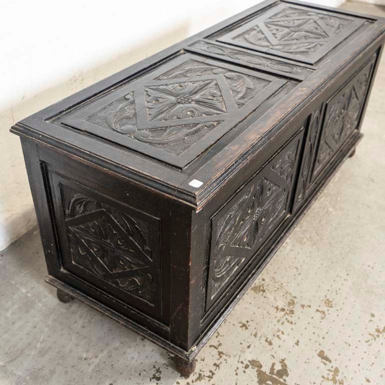 Arcón de roble tallado con detalles en la madera y lustre - imagen 2