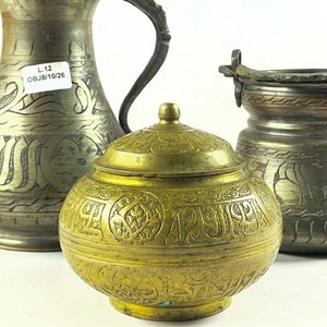Tres piezas en metal y bronce labradas alhajero de 10 cm, jarra de 17 cm y 10 cm - imagen 3