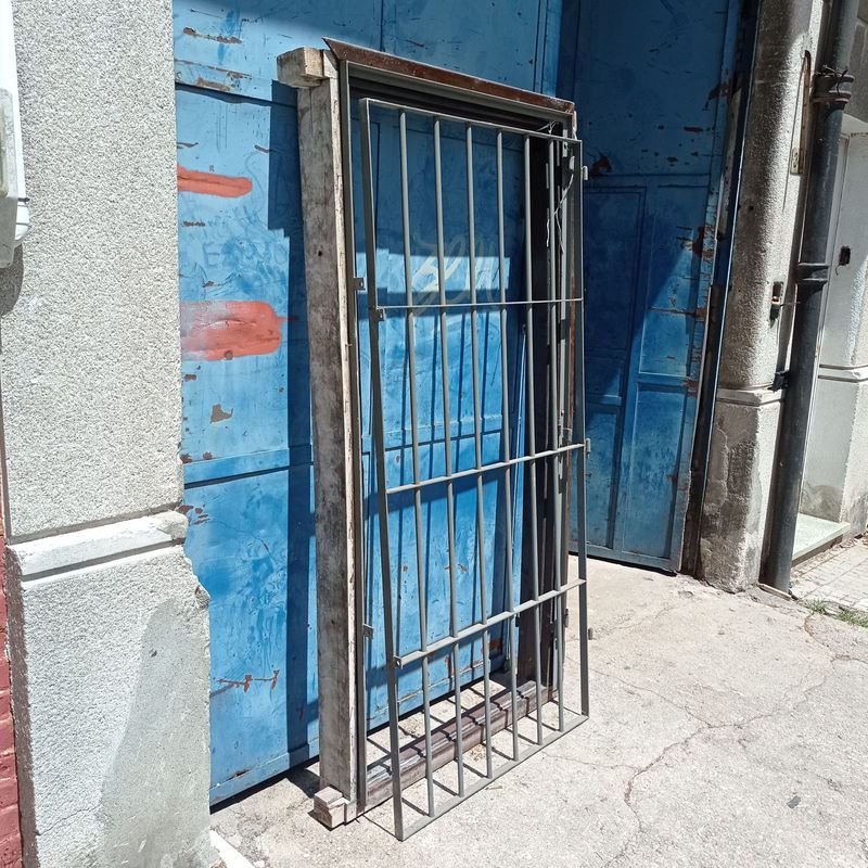 Puerta de metal con reja para seguridad - imagen 3