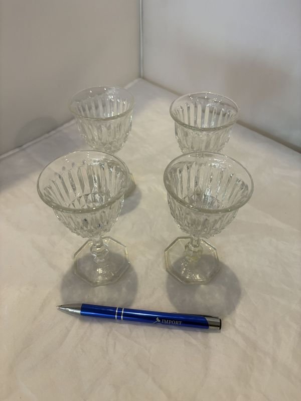 Lote siguiente: Cuatro copas de licor labradas