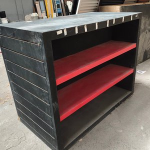 Mueble Exhibidor Negro con Estantes Rojos - imagen 2