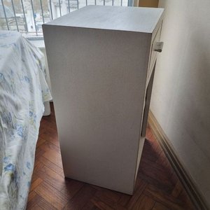 Mesa de Luz Blanca con Cajón y Estantes Abiertos - imagen 3