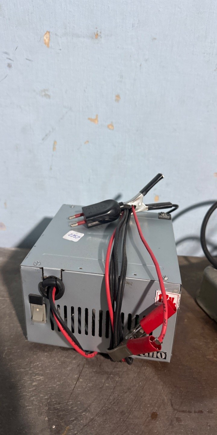 Regulador de Voltaje con Pinzas Cocodrilo