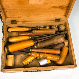 Caja de Madera con Herramientas para Talla - imagen 3