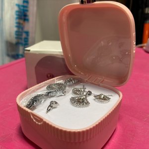 Set de Joyería y Reloj para Dama: Collar, Aretes, Anillo y Pulsera Plateados - imagen 3
