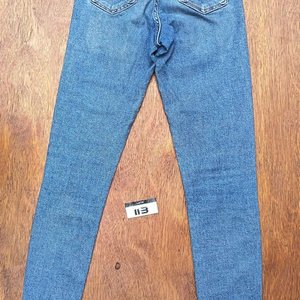 Lote de Ropa Femenina: Jeans con Tachas y Remeras Variadas - imagen 14