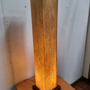 Lámpara de Pie Rectangular Beige con Base Oscura - imagen 3
