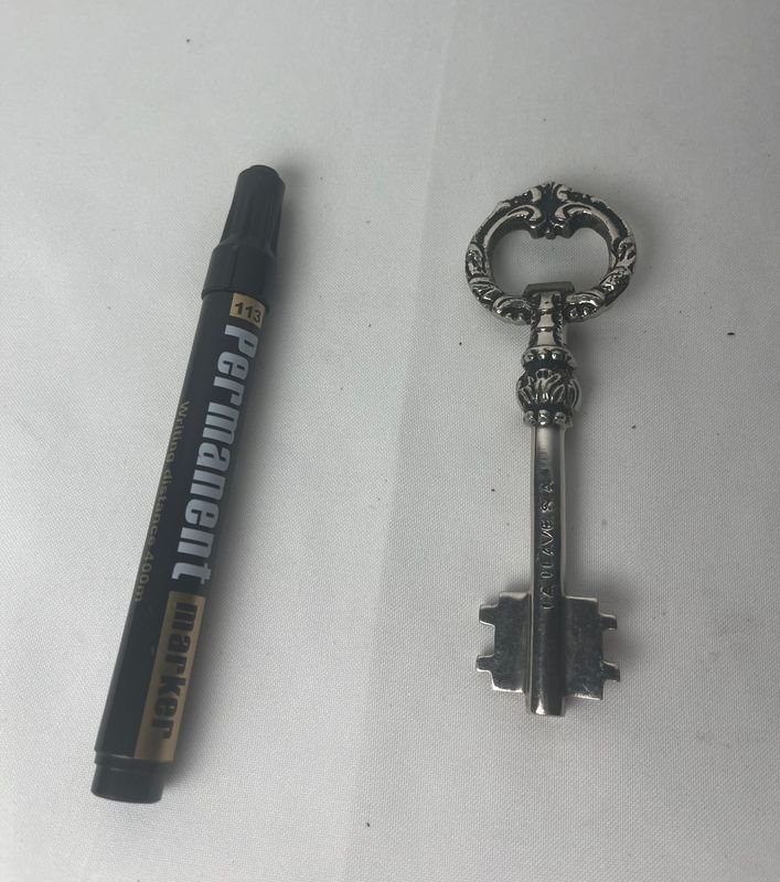 Destapador con diseño ornado