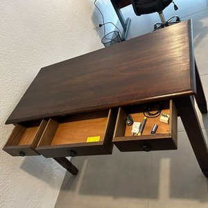 Escritorio de madera oscura con 3 cajones - imagen 2