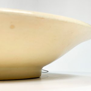 Plato Hondo de Cerámica Blanco con Escudo y Sombrero, Firmado S. Mora - imagen 3