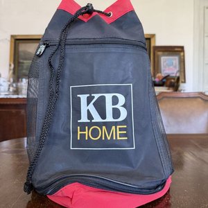 Mochila Bolso KB Home Negra con Detalles Rojos y Forro Aislante - imagen 8