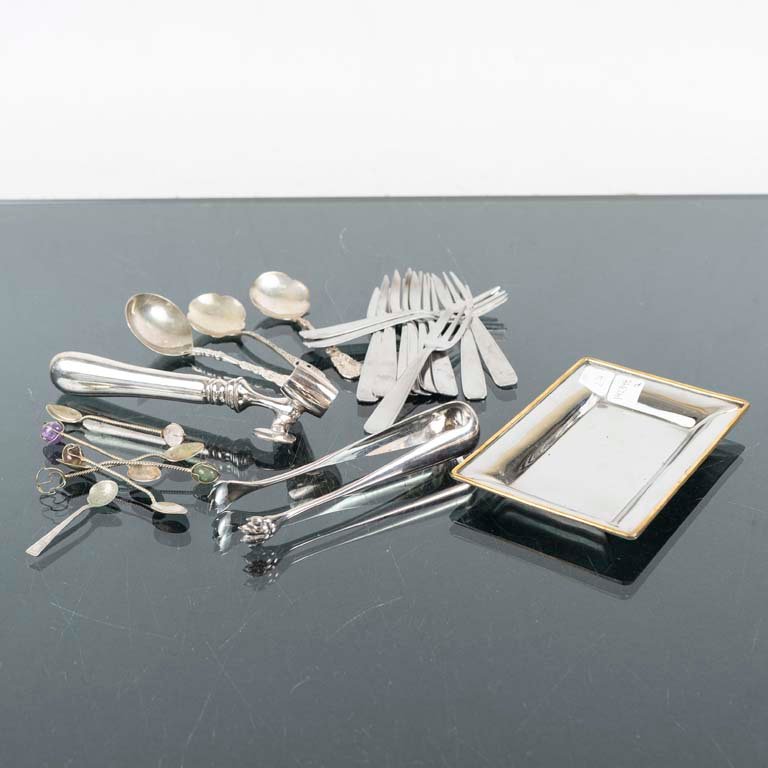 Lote siguiente: Lote de platos de plata con joyas y bandeja de oro