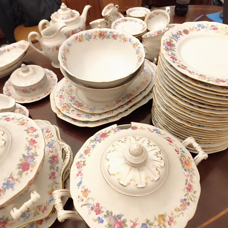 Monumental set hipercompleto de 114 piezas en inmaculado estado, de lo mejor de la porcelana alemana Hutschenreuther para 12 personas, pero viene con 24 platos de mesa de 24 cms, 12 hondos de 24 cms también, 12 de postre o entrada de 19 cms, sopera, tarrina, 2 ensaladeras, 7 fuentes (3 ovaladas, 2 redondas y 2 cuadradas, de diferentes tamaños), salsera, dulcera o mantequera, 2 copetineros, lechera, azucarero, tetera, 12 tazas y platillos de café y 12 tacitas de café con sus respectivos platitos. Lo único que parecería faltar es la cafetera. A simple vista todo está inmaculado, salvo 2 de los 24 platos grandes, donde uno está restaurado y el otro presenta una mínima fisura superficial, una mínima fisura en uno de los copetineros, y un mínimo chip en el borde del azucarero. El precio es por todo el lote. NO SE ENVÍA NI SE EMBALA. - imagen 14