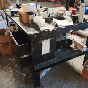Mesa de Trabajo Industrial con Estructura de Hierro y Ruedas - imagen 2