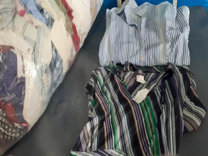 Lote de 65 Camisas y Blusas Variadas