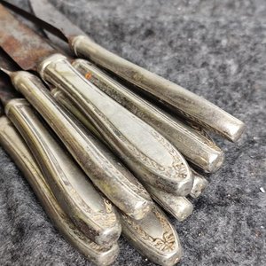 Lote de 10 Cuchillos Antiguos con Cabos Pesados y Grabados - imagen 4