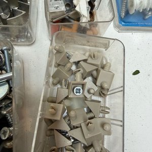Lote de Tornillería, Clavos, Mensulas y Organizadores Plásticos - imagen 6