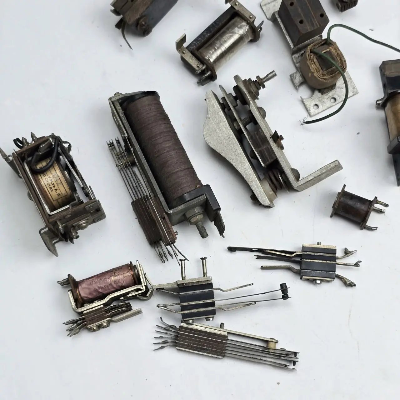 Lote de Bobinas y Relés Varios para Componentes Eléctricos