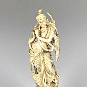 Figura de Marfil Estilo Odalisca con Base Negra - imagen 3