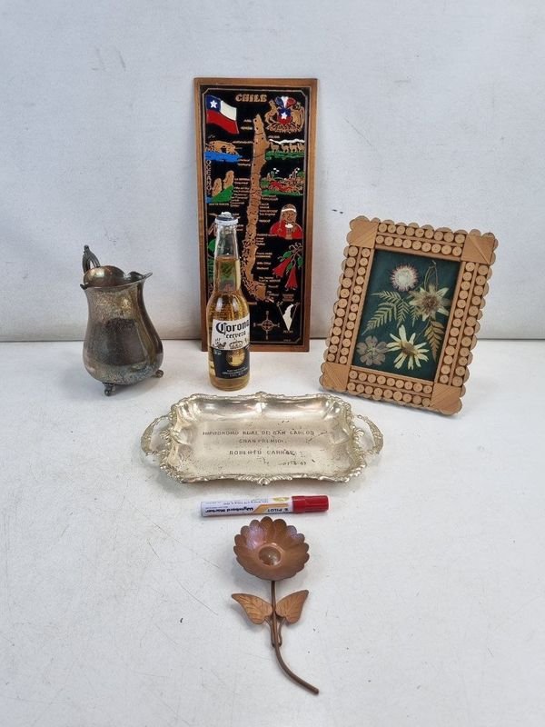 Lote de 5 Piezas Decorativas: Bandeja Grabada, Mapa Chile, Flor Metal, Jarra y Marco con Flores Secas - imagen 1