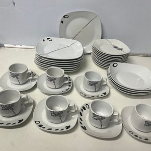 Lote siguiente: Juego de Vajilla Moderna: Platos y Tazas con Diseño Abstracto