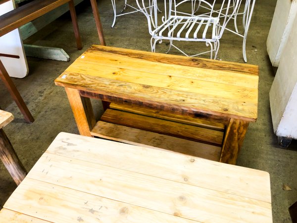 Mesa de Madera Rústica y Juego de Comedor de Hierro Forjado Blanco