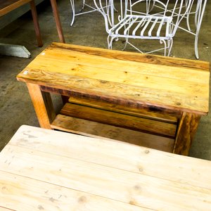 Mesa de Madera Rústica y Juego de Comedor de Hierro Forjado Blanco - imagen 1