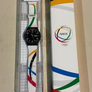 Reloj Swatch Suizo ANOC Olímpico Blanco y Negro - imagen 2