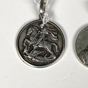 Dos Medallitas de Plata: San Jorge y Sagrado Corazón de Jesús - imagen 4