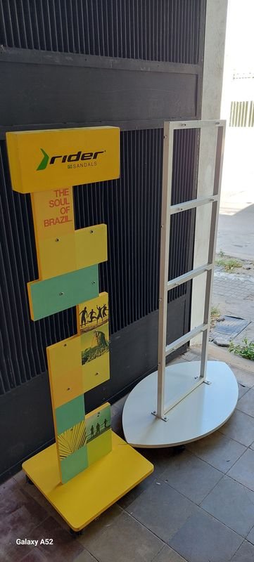 Lote anterior: Par de excibidores 140 de alto para venta