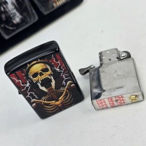Encendedor Metálico con Diseño de Calavera y Rayos - imagen 3
